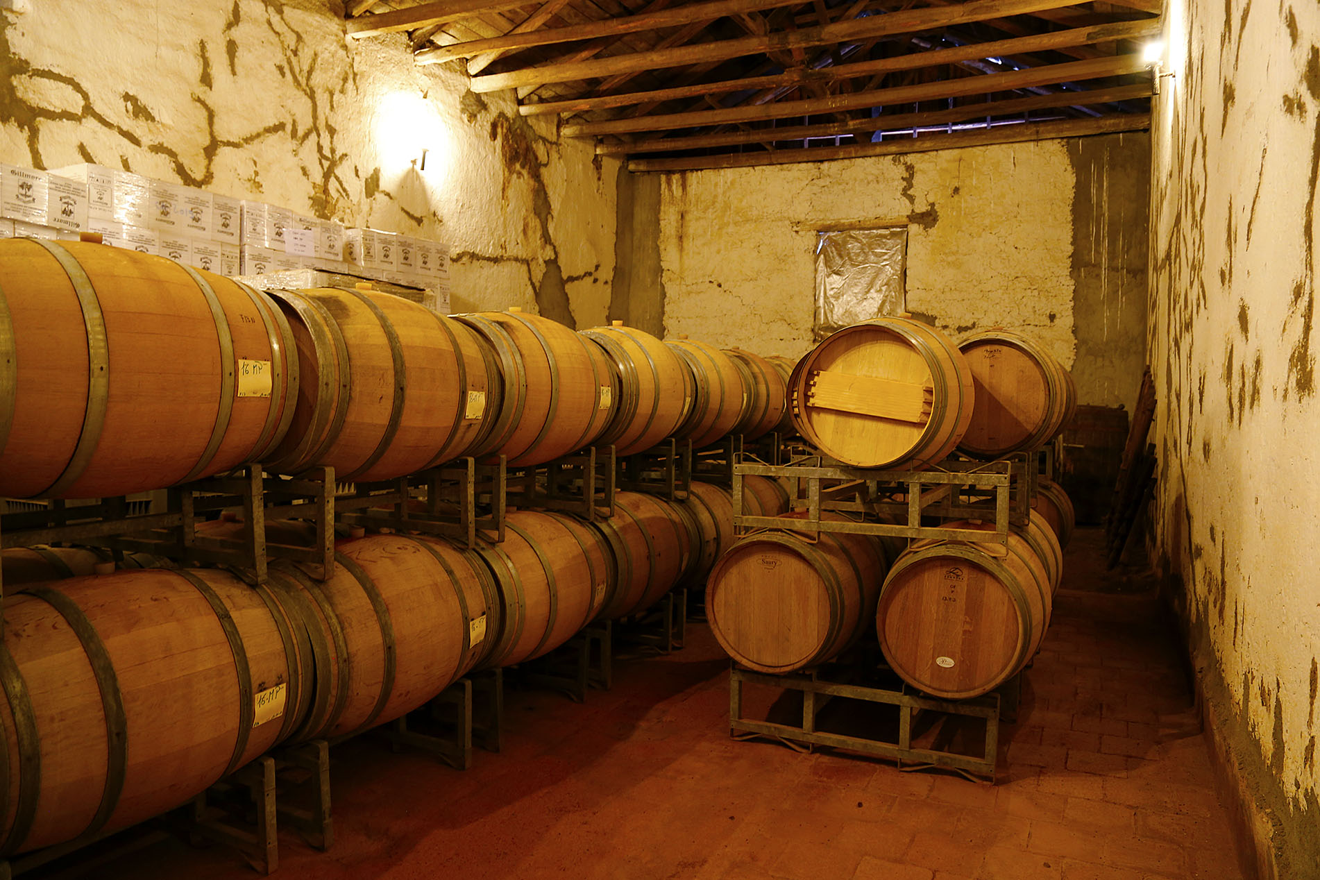 Barricas en bodega histórica de Gillmore